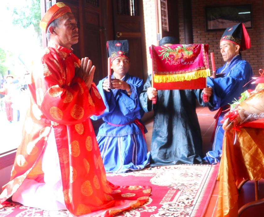 Các cụ trong Ban nghi lễ đình An Khê thực hiện nghi thức cúng Vua Quang Trung theo nghi thức truyền thống. Ảnh: Ngọc Minh ảnh 4