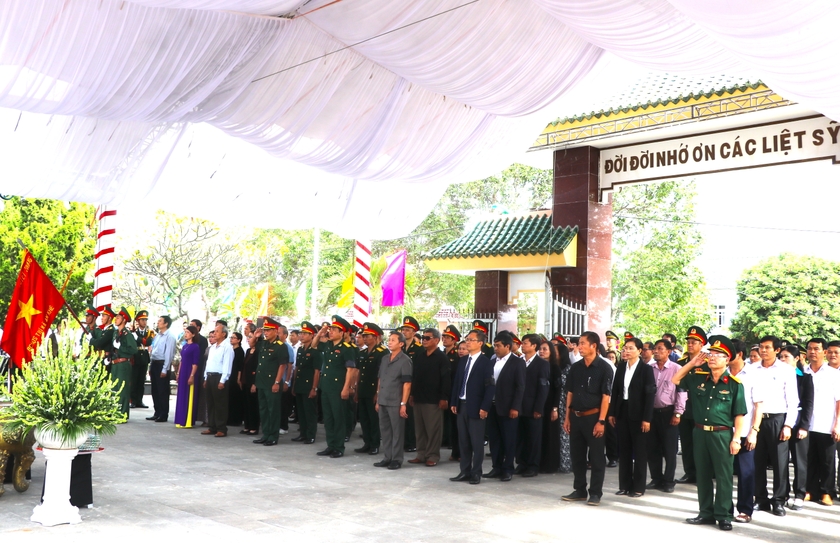 Các đại biểu dự lễ truy điệu và an táng 6 hài cốt liệt sĩ hy sinh trong kháng chiến chống Mỹ cứu nước. Ảnh: Ngọc Minh ảnh 1