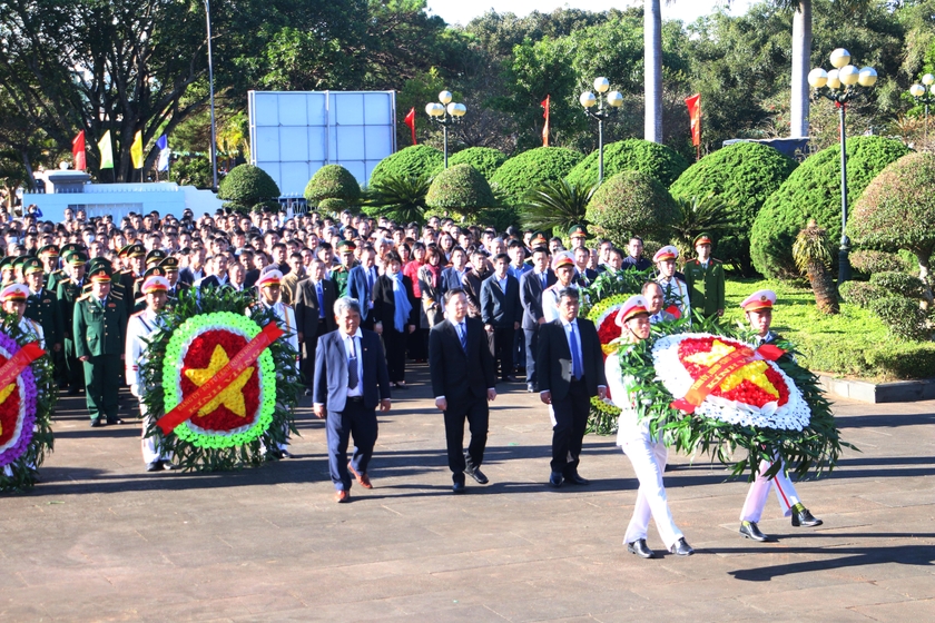 Lãnh đạo tỉnh Gia Lai dâng hoa, dâng hương tại Quảng trường Đại Đoàn Kết ảnh 3