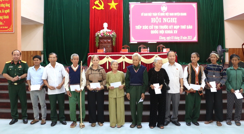 Đoàn đại biểu Quốc hội tỉnh tặng 10 suất quà cho các gia đình chính sách, người có công với cách mạng trên địa bàn huyện Kbang. Ảnh: Quang Tấn ảnh 4