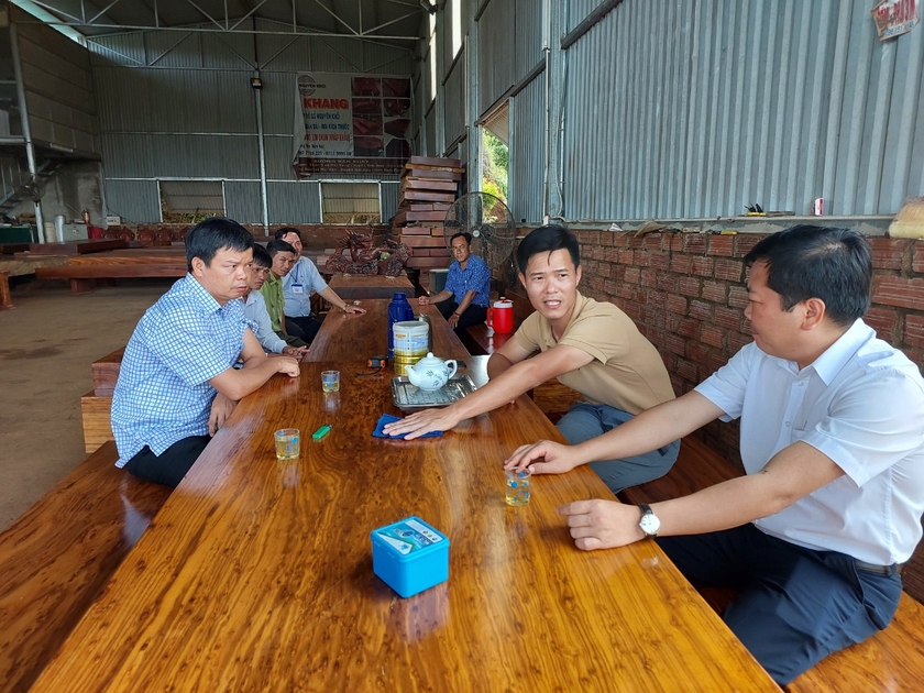 Kiểm tra hoạt động kinh doanh mua bán chế biến gỗ gia công tại xã Hải Yang ảnh 1
