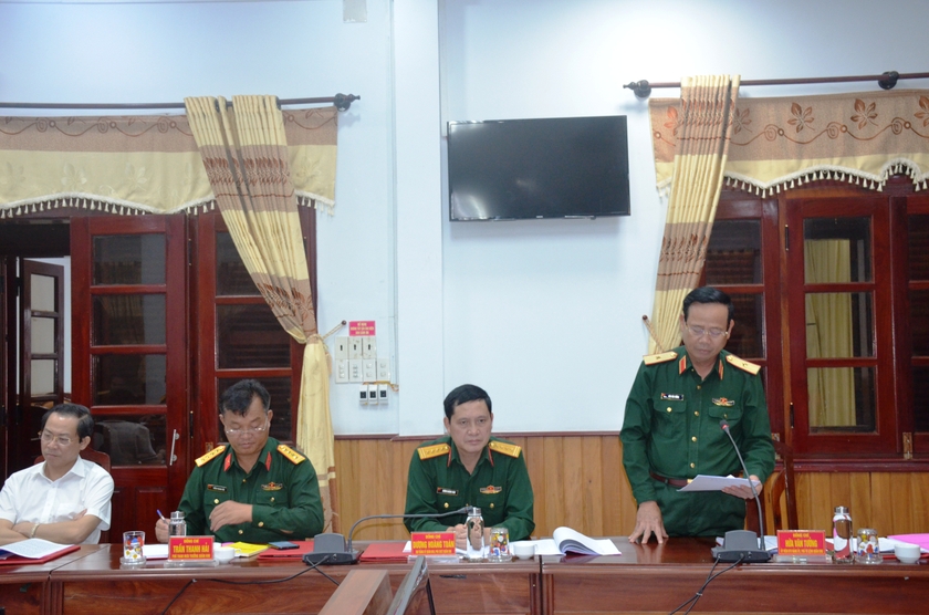Thiếu tướng Hứa Văn Tưởng- Phó Tư lệnh Quân khu 5 phát biểu tại hội nghị. Ảnh: Vĩnh Hoàng