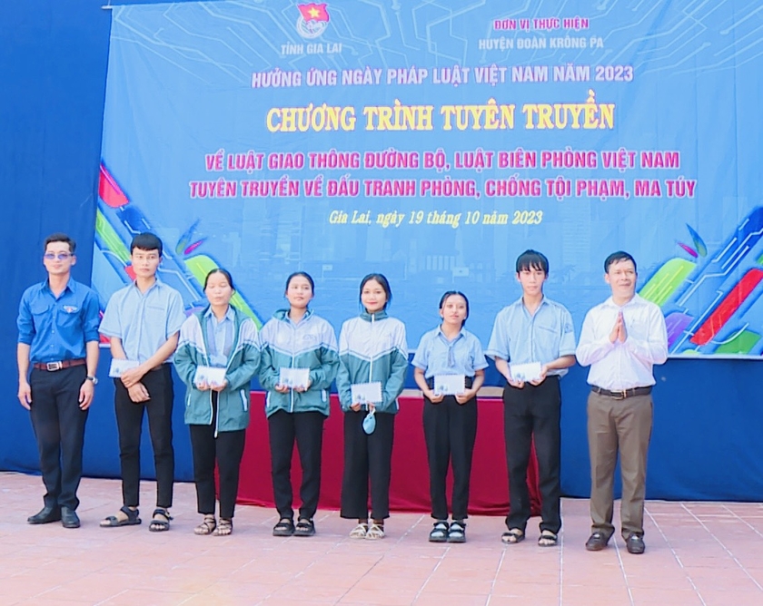 Trao quà cho các em học sinh có hoàn cảnh khó khăn của Trường THPT Chu Văn An. Ảnh: Sơn Trung ảnh 1