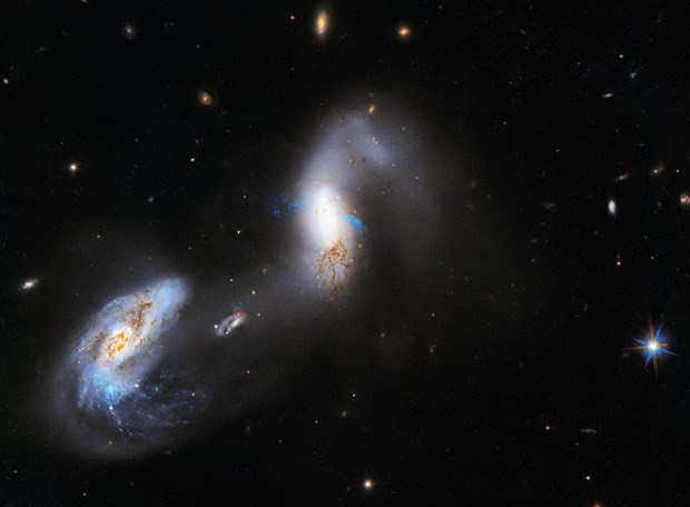 Kính viễn vọng Hubble chụp được ảnh thiên hà tương tác cực sáng ảnh 1