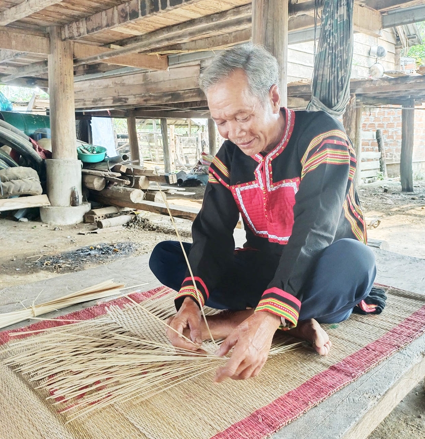 Người giữ nghề đan lát truyền thống ở buôn Bir ảnh 1