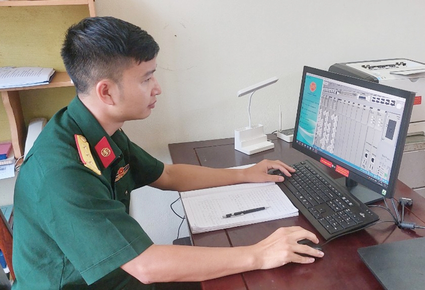 Thượng úy Nguyễn Thành Trung luôn nỗ lực tìm tòi, nghiên cứu để có những sáng kiến hữu ích phục vụ nhiệm vụ chuyên môn. Ảnh: V.H ảnh 1