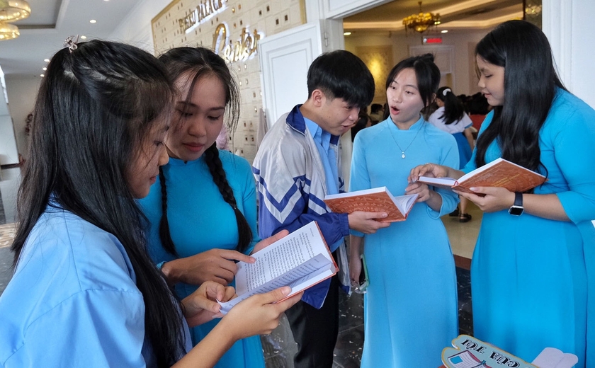 Học sinh Trường THPT chuyên Hùng Vương trao đổi về sách bên lề lễ trao giải cuộc thi &quot;Đại sứ văn hóa đọc&quot; năm 2023. Ảnh: M.C ảnh 1