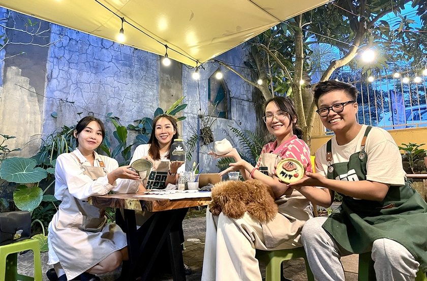 Bạn trẻ Nguyễn Ngọc Như Quỳnh-chủ tiệm gốm Bàn Xoay (bìa phải) và khách trải nghiệm bên những sản phẩm vừa hoàn thiện. Ảnh: Lam Nguyên ảnh 3