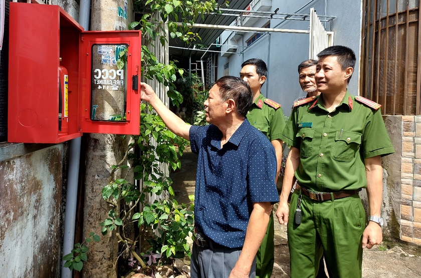 Lực lượng Công an kiểm tra tủ phòng cháy chữa cháy ở điểm chữa cháy công cộng tổ 5, phường Ia Kring, TP. Pleiku. Ảnh: T.D ảnh 2