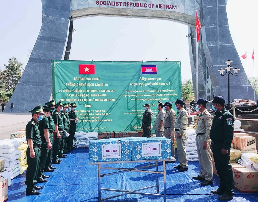 Bộ đội Biên Phòng tỉnh tặng nhu yếu phẩm, trang-thiết bị y tế cho lực lượng bảo vệ biên giới Campuchia. Ảnh: Vĩnh Hoàng