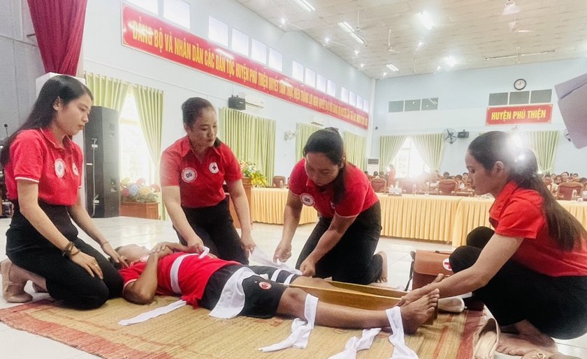Phần thi thực hành sơ cấp cứu ban đầu của đội xã Ia Ake tại Hội thi Đội tuyên truyền chữ thập đỏ huyện Phú Thiện lần thứ 2-2023. Ảnh: N.H ảnh 1