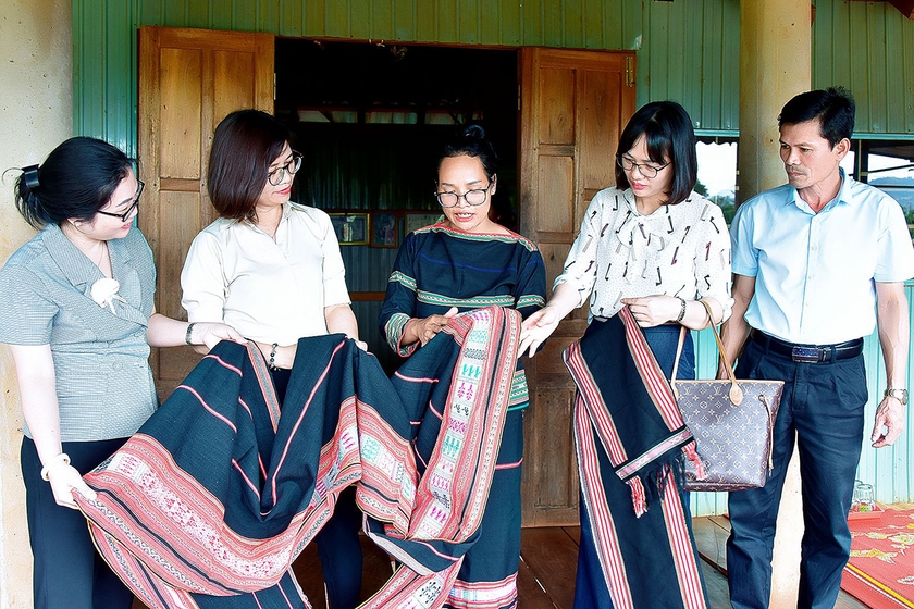 Dự án du lịch cộng đồng thí điểm tại làng Phung (xã Ia Mơ Nông, huyện Chư Păh) thu hút sự quan tâm tìm hiểu của du khách. Ảnh: Đ.T ảnh 1