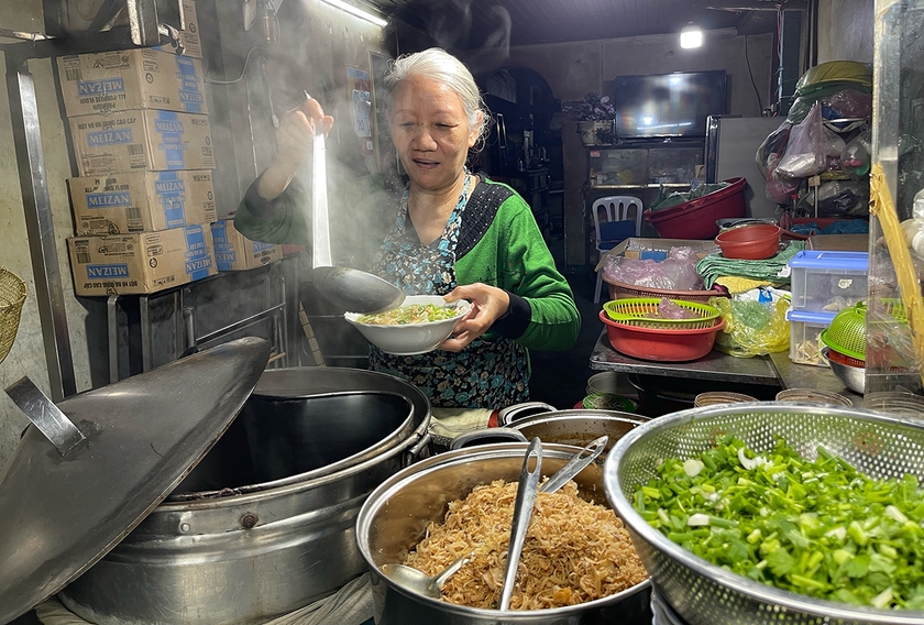 Gần nửa thế kỷ, bà Đặng Thị Kế bán ăn đêm với món mì hoành thánh đặc trưng của người Hoa. Ảnh: H.N ảnh 1