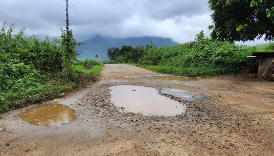 Tỉnh lộ 678 đoạn qua xã Đắk Na, huyện Tu Mơ Rông, tỉnh Kon Tum bị hư hỏng