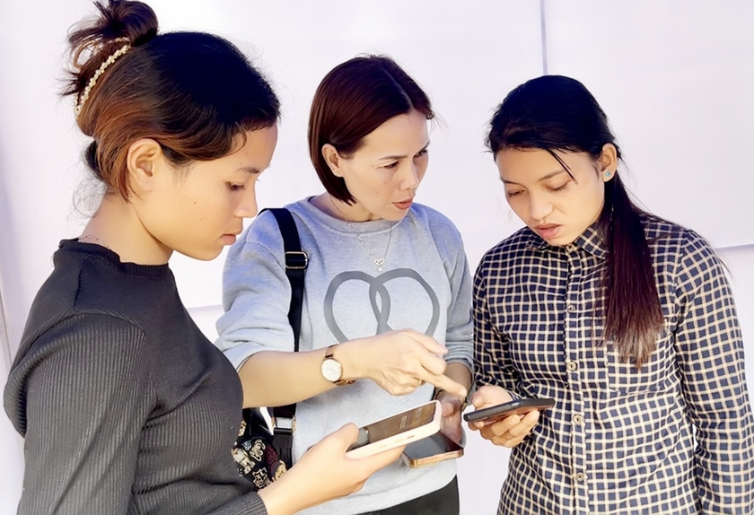 Người dân huyện Mang Yang được hướng dẫn quảng bá, giới thiệu sản phẩm trên môi trường mạng. Ảnh: V.T