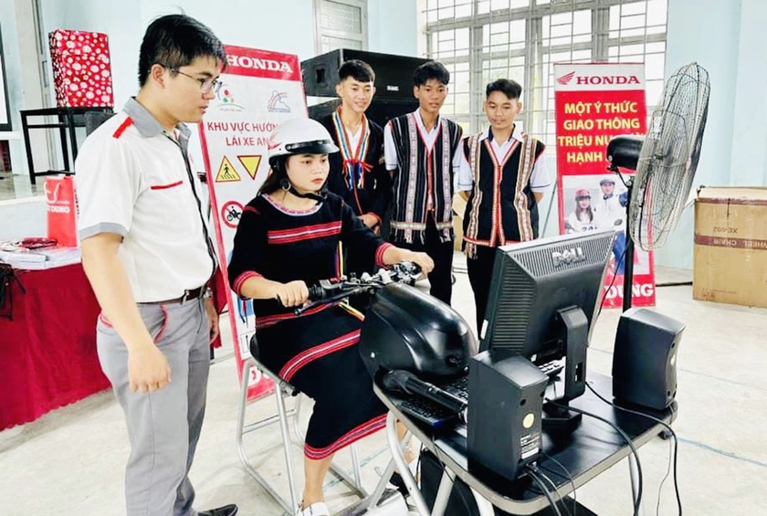 Kỹ thuật viên của Head Honda Đức Dung hướng dẫn kỹ năng lái xe an toàn cho đoàn viên, thanh niên và học sinh huyện Krông Pa. Ảnh: M.N