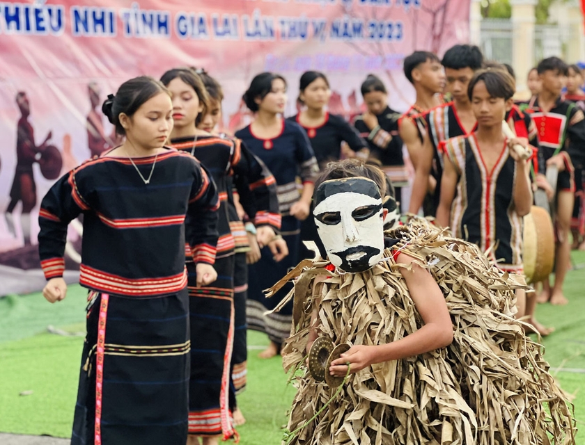 Sự hóa trang của các em nhỏ tạo thích thú, tò mò cho du khách. Ảnh: Phan Lài