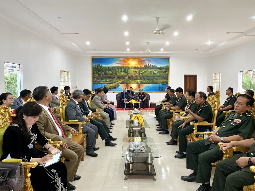 Phó Bí thư Thường trực Tỉnh ủy Châu Ngọc Tuấn thăm, chúc Tết Bộ Tư lệnh Quân khu IV, Quân đội Hoàng gia Campuchia ảnh 1