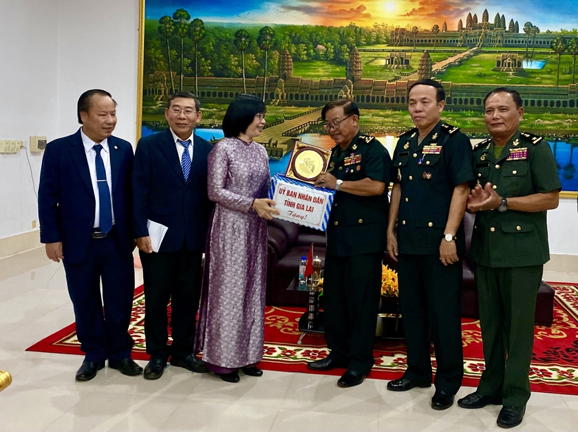 Phó Bí thư Thường trực Tỉnh ủy Châu Ngọc Tuấn thăm, chúc Tết Bộ Tư lệnh Quân khu IV, Quân đội Hoàng gia Campuchia ảnh 3