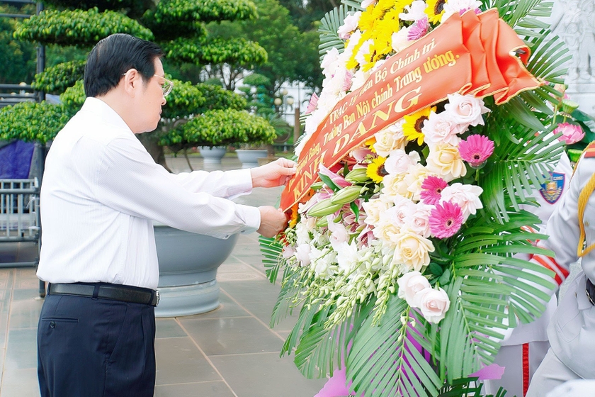  Trưởng ban Nội chính Trung ương dâng hoa trước Tượng đài Bác Hồ với các dân tộc Tây Nguyên và thăm gia đình chính sách tại Gia Lai  ảnh 1