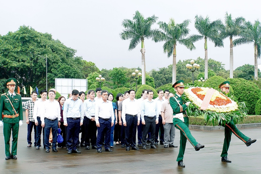  Trưởng ban Nội chính Trung ương dâng hoa trước Tượng đài Bác Hồ với các dân tộc Tây Nguyên và thăm gia đình chính sách tại Gia Lai  ảnh 3