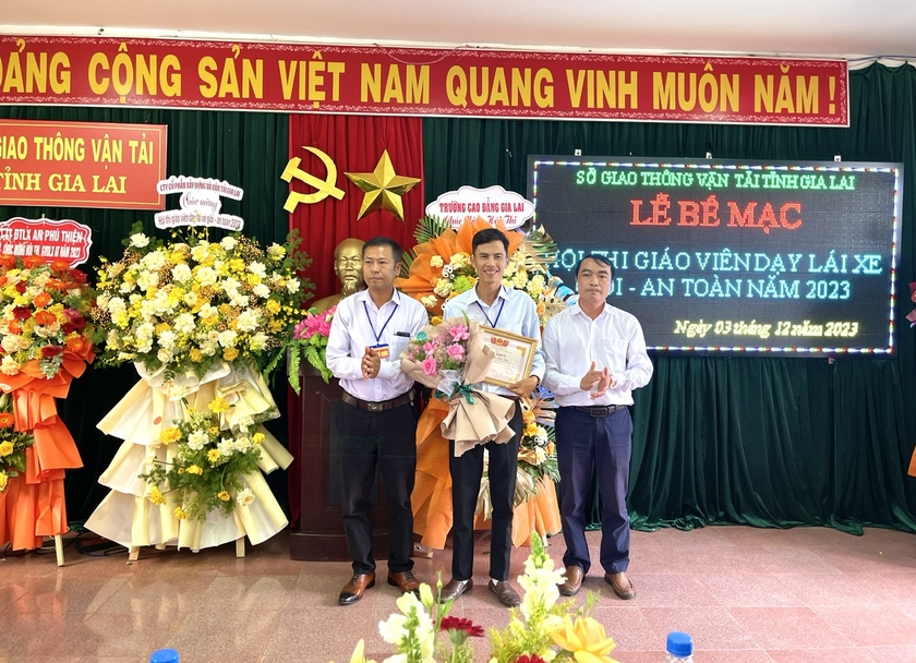 Giáo viên Nguyễn Minh Tuấn (người đứng giữa)-Trung tâm đào tạo và sát hạch lái xe Gia Lai được trao giải thí sinh sử dụng đồ dùng, thiết bị sáng tạo và hiệu quả trong giảng dạy. Ảnh: Minh Phương