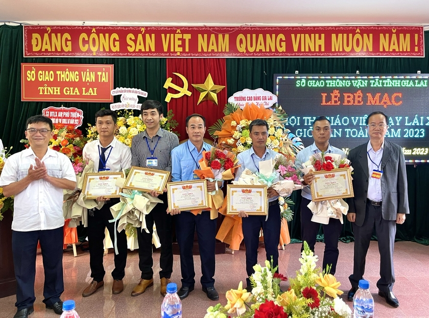 Giáo viên Phạm Thanh Tân-Trung tâm Dạy nghề và Sát hạch lái xe Gia Lai (người đứng thứ 2 nhìn từ trái sang) đạt giải nhất Hội thi giáo viên dạy lái xe giỏi-an toàn năm 2023. Ảnh: Minh Phương