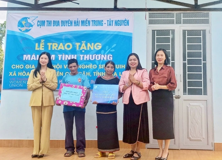 Cụm thi đua tặng "Mái ấm tình thương" cho gia đình chị Siu Ajuih-làng Bối, xã Hòa Phú, huyện Chư Păh. Ảnh: Minh Châu