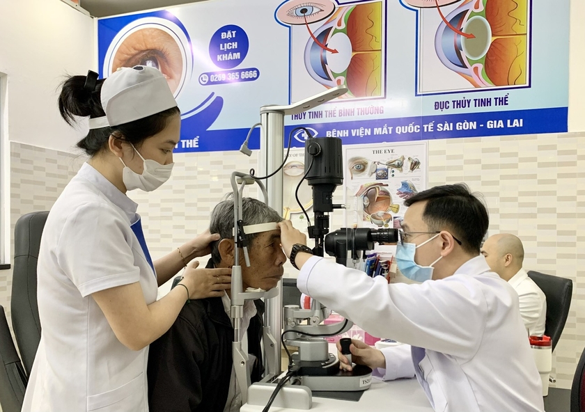 Khám mắt cho bệnh nhân tại Bệnh viện Mắt Quốc tế Sài Gòn- Gia Lai. Ảnh: Như Nguyện ảnh 1