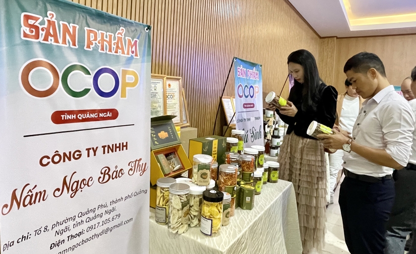 Các nhà phân phối sản phẩm OCOP Gia Lai tìm hiểu sản phẩm OCOP của Quảng Ngãi. Ảnh: V.T