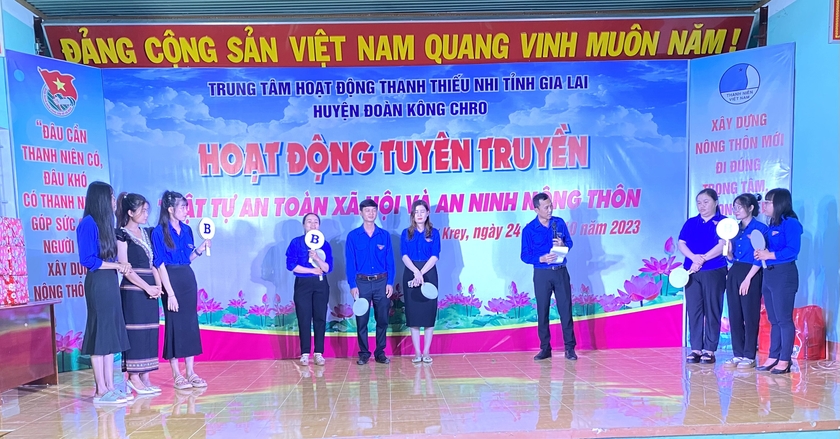 Đoàn viên, thanh niên xã Chư Krey (huyện Kông Chro) tham gia phần thi tìm hiểu Luật Phòng-chống ma túy, các tệ nạn xã hội. Ảnh: Hà Thành ảnh 1