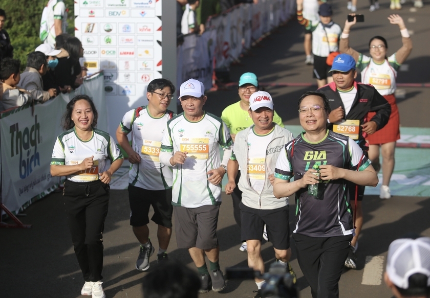Chủ tịch UBND tỉnh Trương Hải Long (bìa phải) tham gia giải chạy lần này. Ảnh: Văn Ngọc