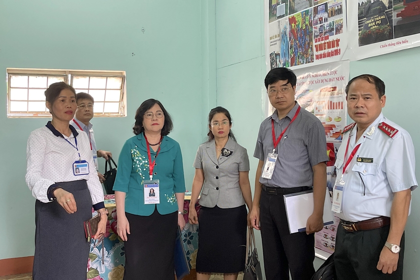 Thứ trưởng Bộ GD-ĐT Ngô Thị Minh làm việc về công tác chuẩn bị Kỳ thi tốt nghiệp THPT năm 2023 tại Gia Lai ảnh 3