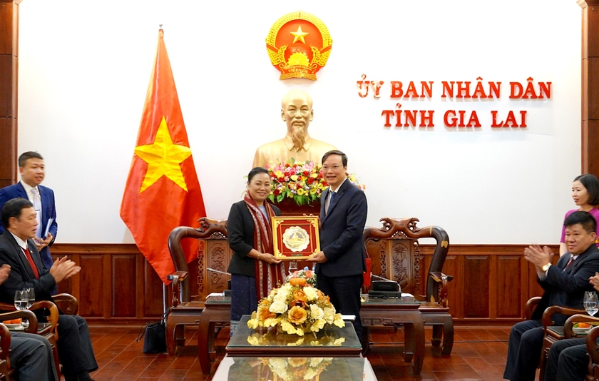 Bà Khăm-Phâu Ân-Thạ-Văn-Đại sứ Đặc mệnh toàn quyền Nước Cộng hòa Dân chủ Nhân dân Lào tại Việt Nam tặng phần quà cho tỉnh Gia Lai. Ảnh: Mộc Trà