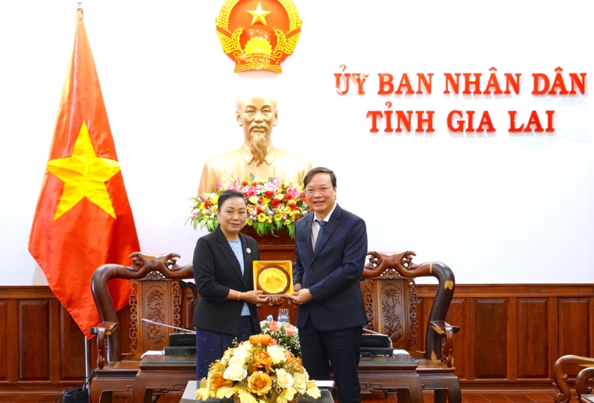 Chủ tịch UBND tỉnh Trương Hải Long (bìa phải) trao tặng biểu tượng của tỉnh Gia Lai cho Đại sứ Đặc mệnh toàn quyền Nước Cộng hòa Dân chủ Nhân dân Lào tại Việt Nam Khăm-Phâu Ân-Thạ-Văn. Ảnh: Mộc Trà