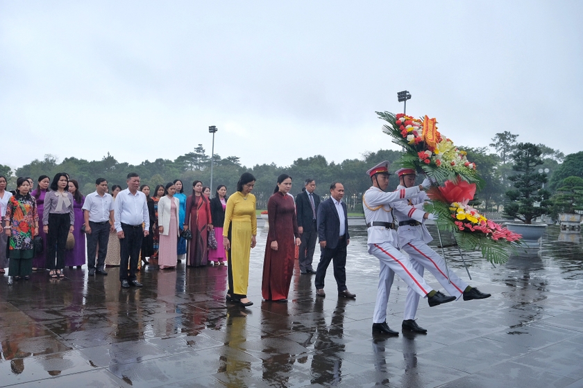 Các đồng chí lãnh đạo và đại biểu dự hội thảo dâng hoa, dâng hương Chủ tịch Hồ Chí Minh tại Quảng trường Đại Đoàn Kết (TP. Pleiku). Ảnh: Minh Châu ảnh 1