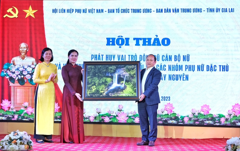 Đồng chí Rah Lan Chung-Phó Bí thư Tỉnh ủy tặng quà lưu niệm Trung ương Hội LHPN Việt Nam. Ảnh: Minh Châu ảnh 3