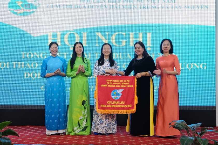 Bàn giao cờ thi đua cho Hội LHPN tỉnh Khánh Hòa làm Cụm trưởng năm 2024. Ảnh: Minh Châu