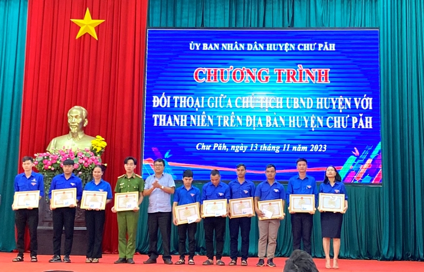 Chủ tịch UBND huyện Chư Păh tặng giấy khen cho đoàn viên, thanh niên có thành tích xuất sắc trong thực hiện chuyển đổi số trên các lĩnh vực. Ảnh: Đinh Yến