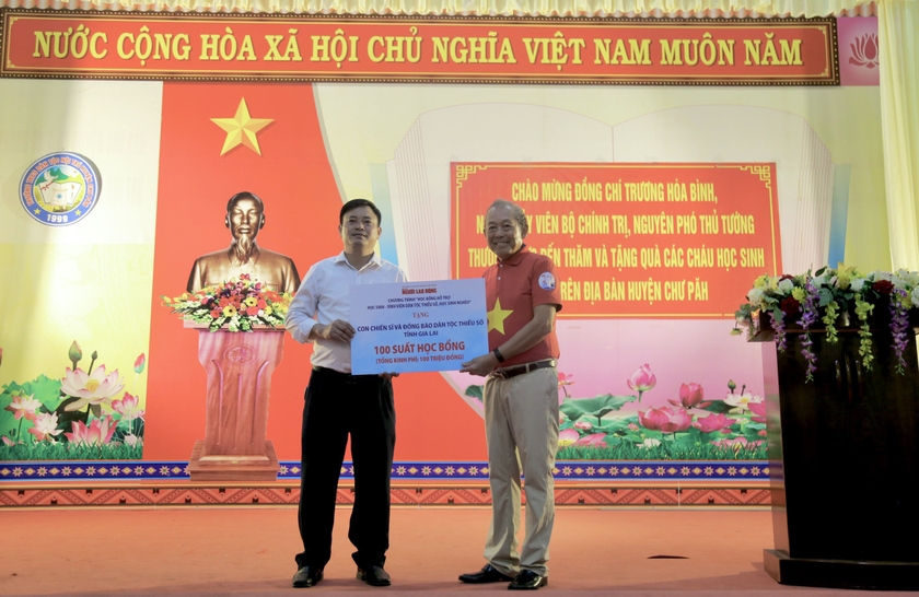 Nguyên Phó Thủ tướng Thường trực Trương Hòa Bình trao học bổng cho học sinh Chư Păh ảnh 1