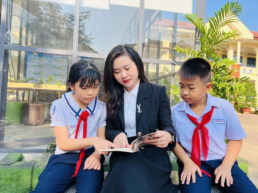 Giáo viên và học sinh Trường Tiểu học Chu Văn An đọc sách trước thư viện xanh. Ảnh: Phan Lài ảnh 1
