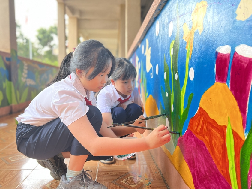 Học sinh Trường Tiểu học Nguyễn Đức Cảnh sơn vẽ hành lang trong trường. Ảnh: Phan Lài ảnh 2