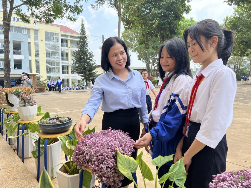 Giáo viên và học sinh Trường THCS Trần Phú tìm hiểu quy trình trồng và chăm sóc các loại hoa ở sân trường. Ảnh: Phan Lài ảnh 3