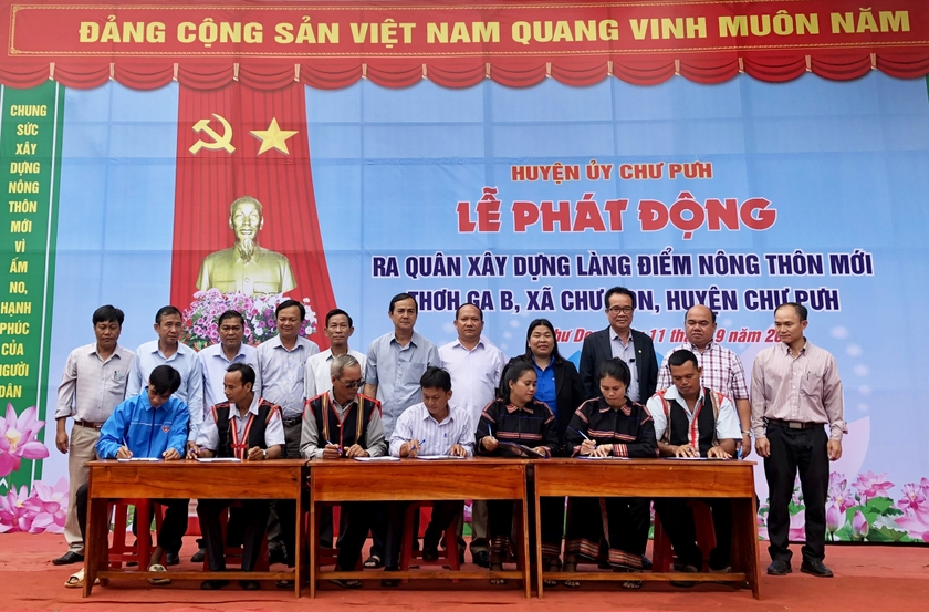 Hệ thống chính trị làng Thơh Ga B ký cam kết xây dựng làng điểm nông thôn mới trước sự chứng kiến của lãnh đạo tỉnh và huyện Chư Pưh. Ảnh: L.N ảnh 1