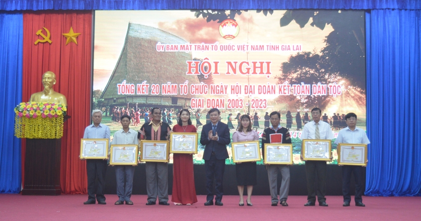 Ông Nay Bim (thứ 3 từ trái qua) nhận bằng khen của Chủ tịch UBND tỉnh tại hội nghị tổng kết 20 năm tổ chức Ngày hội Đại đoàn kết toàn dân tộc, giai đoạn 2003-2023. Ảnh: P.D ảnh 1