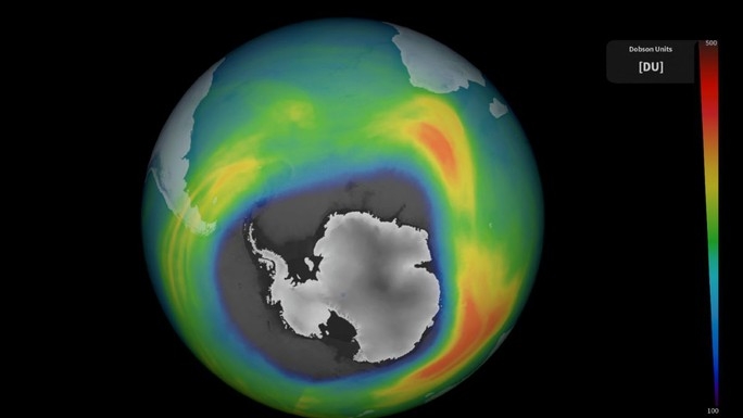 Bản đồ thể hiện độ dày của tầng ozone cho thấy một lỗ thủng rộng lớn phía trên Nam Cực và Nam Đại Dương. Ảnh: ESA ảnh 2
