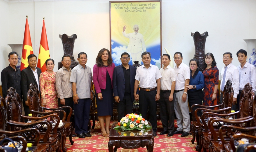 Bí thư Tỉnh ủy Hồ Văn Niên (thứ 7 từ phải sang) chụp ảnh lưu niệm cùng với Đoàn cán bộ tỉnh Ratanakiri. Ảnh: Đăng Vũ ảnh 3