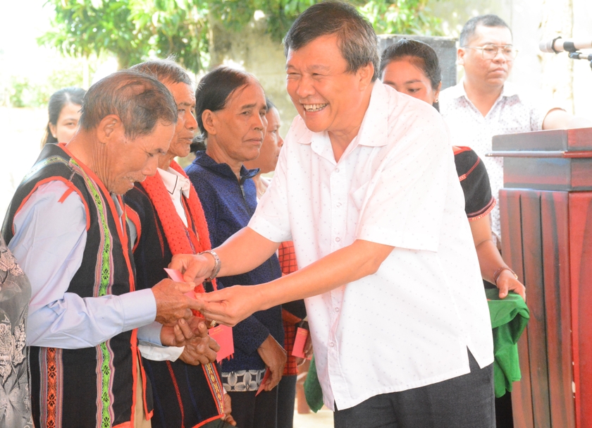 Chủ nhiệm Ủy ban Kiểm tra Tỉnh ủy Thái Thanh Bình tặng 15 suất quà của cá nhân cho 15 gia đình người có công của làng O Pếch. Ảnh: Minh Phương
