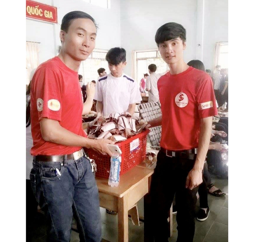Ngoài hiến máu, Thượng úy Trần Minh Vũ (bìa trái) còn làm tình nguyện viên hỗ trợ các hoạt động nhân đạo. Ảnh: M.N
