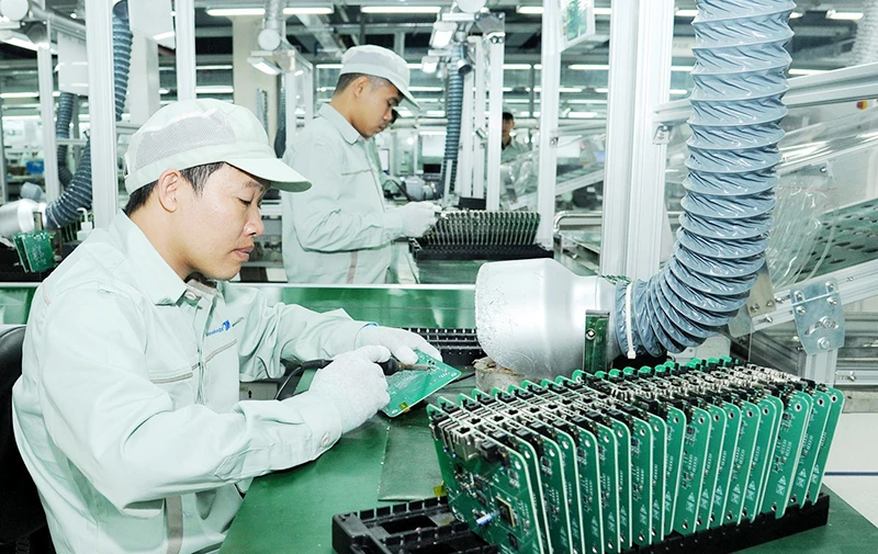 Sản xuất và lắp ráp linh kiện điện tử tại Công ty cổ phần Công nghệ công nghiệp Bưu chính viễn thông Việt Nam, Khu công nghệ cao Hòa Lạc, Hà Nội. Ảnh TRẦN AN